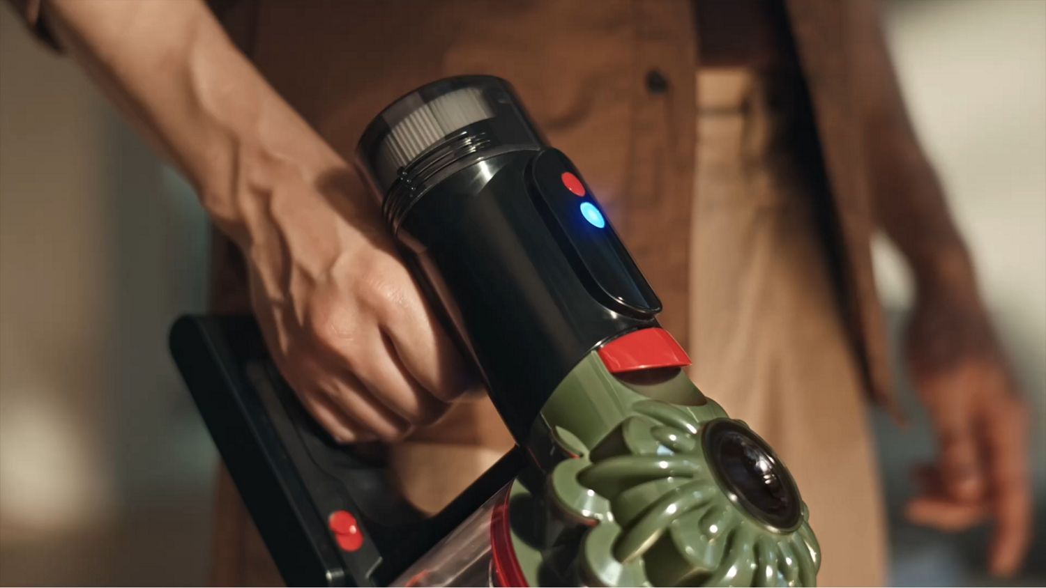 The Dyson V8 Cyclone LED screen being showcased without use of the trigger.